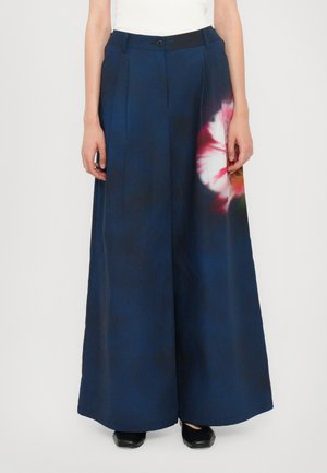 Wide-leg trousers in navy with a floral pattern in pink and red. Made from smooth fabric with front pleats and a button closure.