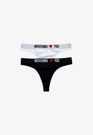 Due perizoma in cotone, uno bianco e uno nero, ciascuno con una fascia elastica che mostra la scritta "MOSCHINO" e un simbolo a forma di cuore rosso prima di "YOU".
