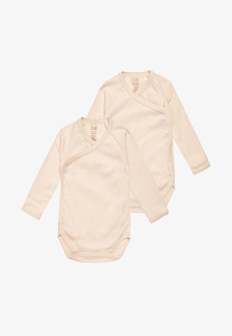 Zwei langärmelige, beige Baumwoll-Babykombinationen mit Wickeldesign und Druckknopfverschluss. Weicher Stoff, minimales Nähdetail, geeignet für Säuglinge.