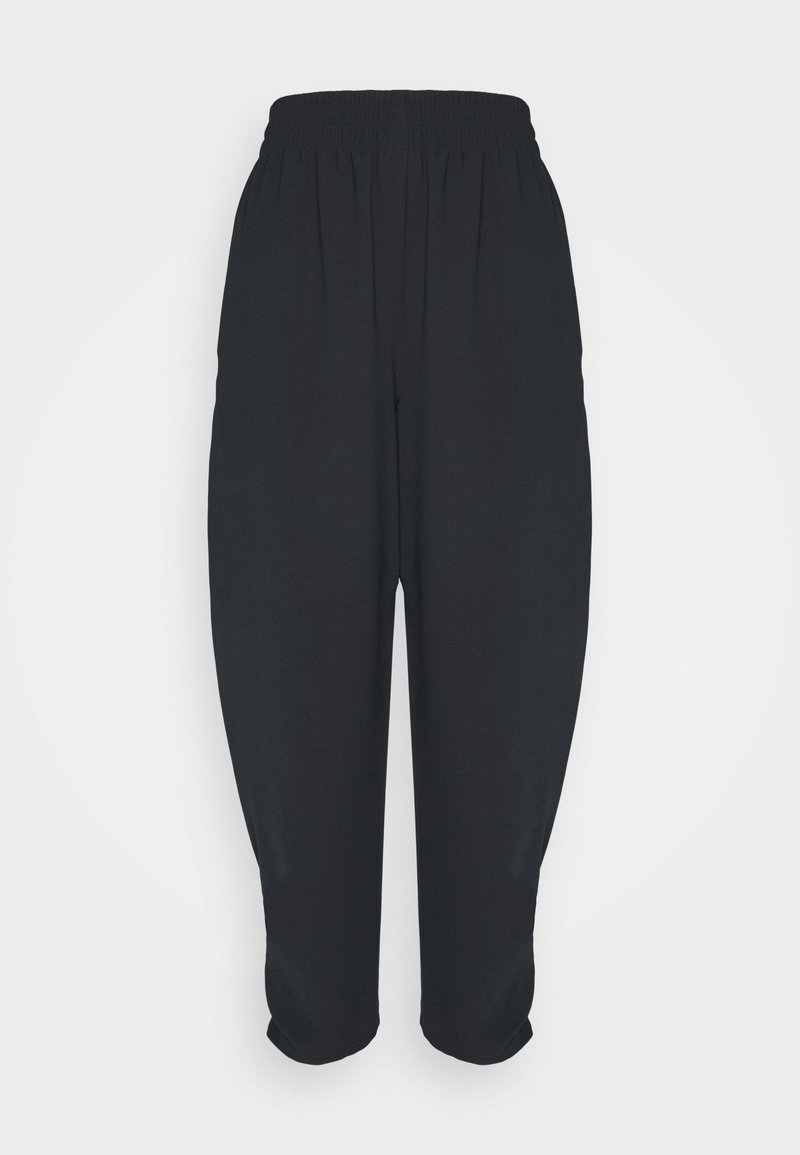 Pantalon noir ample court avec taille élastique, jambes fuselées et une texture légèrement froissée, présenté sur fond blanc.