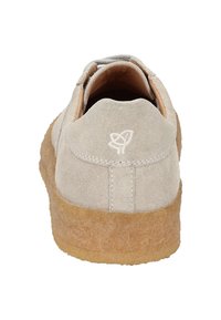Beige Wildlederschuh mit einer strukturierten, tanfarbenen Gummisohle, abgerundetem Hinterteil und dezent gesticktem Logodetail über der Ferse.