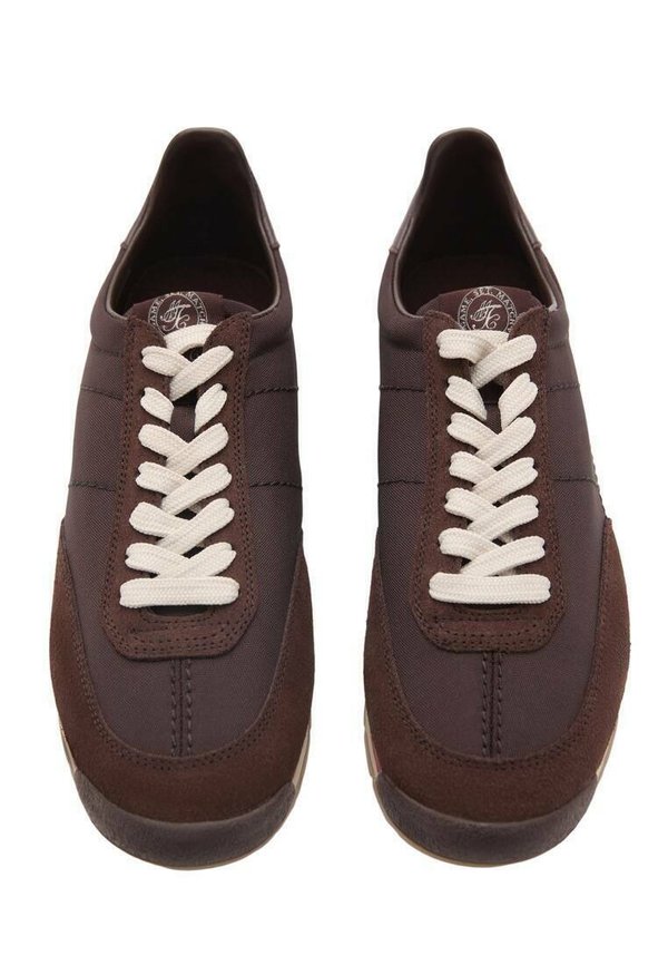 MET CONTRASTERENDE - Trainers - chocoladebruin4