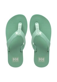 Mintgroene slippers met een gestructureerde rubberen zool, stoffen bandjes en een logo op de binnenzool. Plat ontwerp met een teentje.