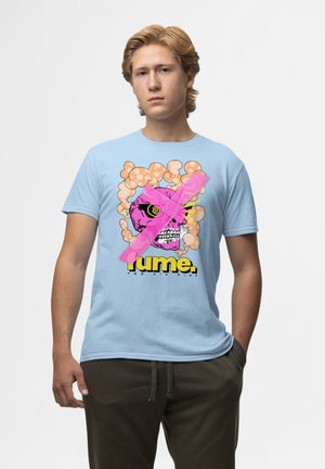 Světle modré bavlněné tričko s grafickým designem, který zobrazuje růžovou lebku a žlutý text "fume." obklopené růžovými bublinkami a vířivými akcenty.