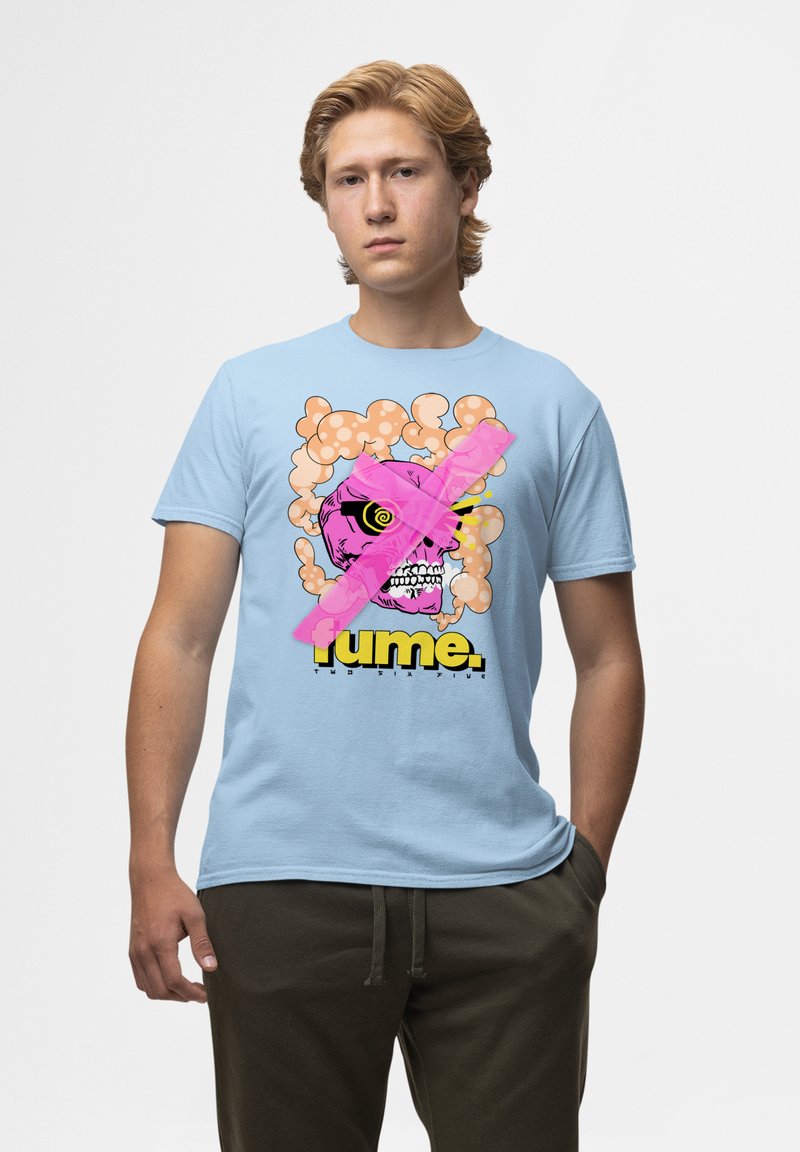Světle modré bavlněné tričko s grafickým designem, který zobrazuje růžovou lebku a žlutý text "fume." obklopené růžovými bublinkami a vířivými akcenty.