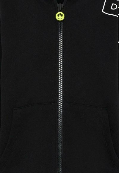 Czarna bluza z kapturem zapinana na zamek błyskawiczny z przodu, duże kieszenie oraz zielony suwak w kształcie uśmiechniętej buźki. Wykonana z miękkiego materiału. Posiada logo.