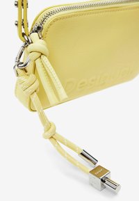 Desigual SMALL LOGO - Keresztpántos táska - yellow
