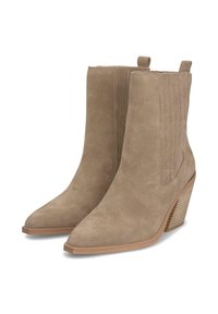 Botas de ante marrón hasta el tobillo con puntera puntiaguda, que presentan detalles de costura vertical y un diseño de tacón apilado.
