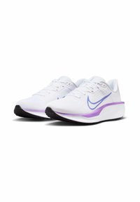 Chaussures de sport blanches avec dessus en mesh respirant, accents violets et semelle en caoutchouc noir. Dotées d'un design à lacets et d'un embout texturé.