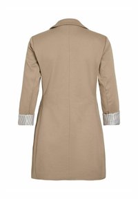 Cappotto beige con un design su misura, dotato di maniche a tre quarti e polsini a righe. Tessuto morbido con colletto classico e dettagli di cucitura sulla schiena.