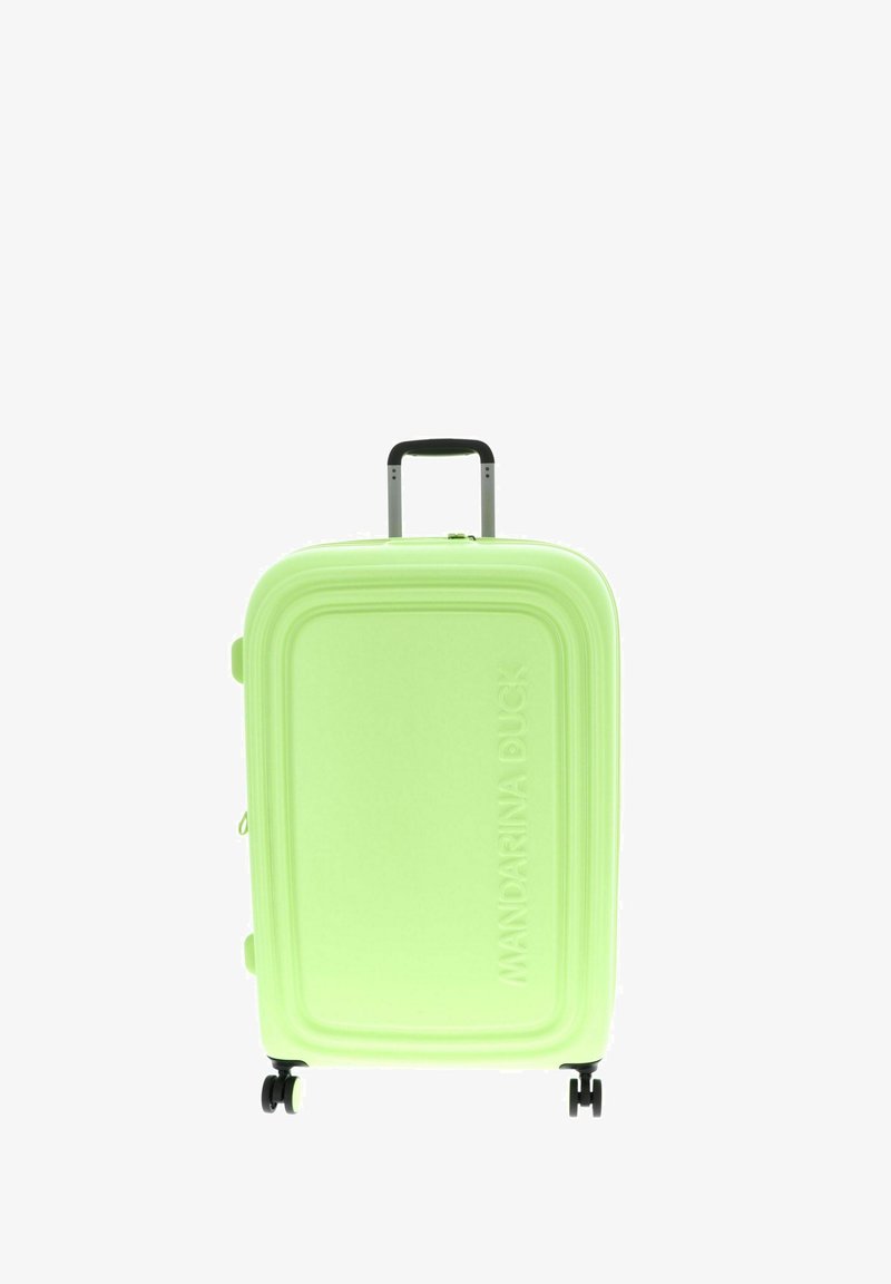 Valise rigide vert vif avec quatre roues et une poignée rétractable, "MANDARINA DUCK" embossé sur le devant.