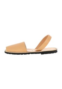 Sandale à talon slingback en cuir tan avec un bout pointu, semelle en caoutchouc et un minimum de détails de couture le long des bords. Texture lisse sur toute la surface.