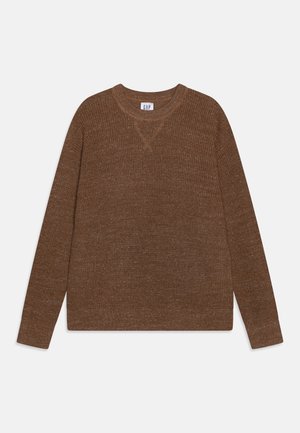 Brun strikket crewneck-trøje med lange ærmer, ribbet tekstur og en lille trekantet stingdetalje under halsudskæringen.