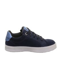 Navyblaue Wildledersneaker mit einem glatten blauen Fersenakzent, schwarzen Schnürsenkeln und einer weißen Gummisohle. Verfügt über metallische Details im Obermaterial.