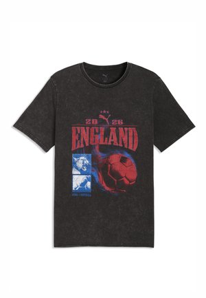 Sort Pumas T-shirt med korte ærmer med rød "ENGLAND," 2026, flammende rød fodbold, blå panterbilleder og Puma Football-tekst foran.