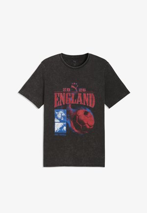 Sort Pumas T-shirt med korte ærmer med rød "ENGLAND," 2026, flammende rød fodbold, blå panterbilleder og Puma Football-tekst foran.
