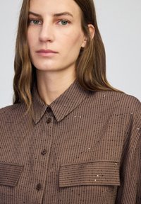 Bruine gestreepte overhemd met knopen, voorzien van twee borstzakken, textuurstof met kleine pailletten en een klassieke kraag.