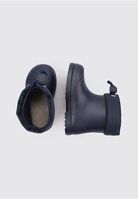 Bottes en caoutchouc imperméables bleu marine pour enfants avec fermetures réglables à cordon, présentées vues de dessus et de côté sur un fond clair.