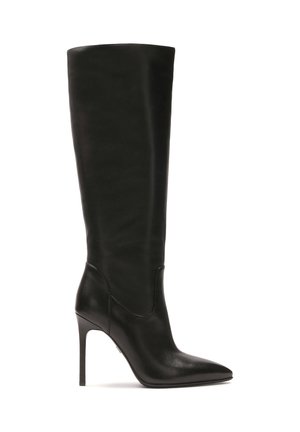 Cizma neagră din piele, peste genunchi, cu vârf ascuțit și toc înalt de tip stiletto. Prezintă o textură netedă și o siluetă elegantă.