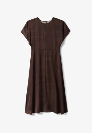 Vestido midi marrón de manga corta con sutiles patrones geométricos lineales, escote redondo y cierre de botón con abertura en la parte trasera.