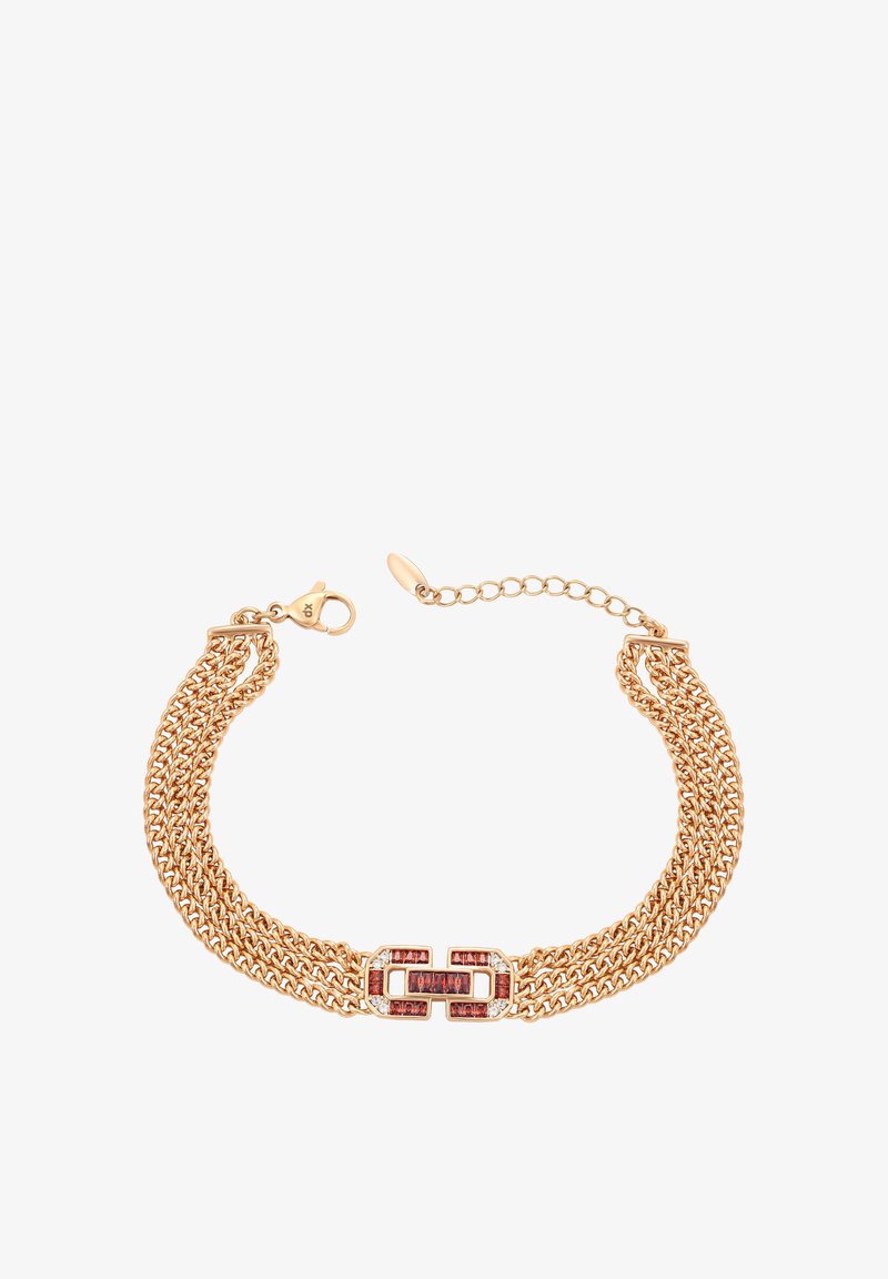 Bracciale a catena multi-strand tono oro con un fermo rettangolare decorato con pietre rosse e trasparenti e chiusura a moschettone.