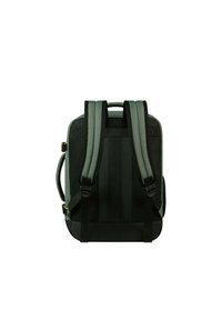 Mochila con tejido negro y verde apagado, correas de malla acolchadas, asa superior y hebillas ajustables, con forma rectangular y diseño sencillo.
