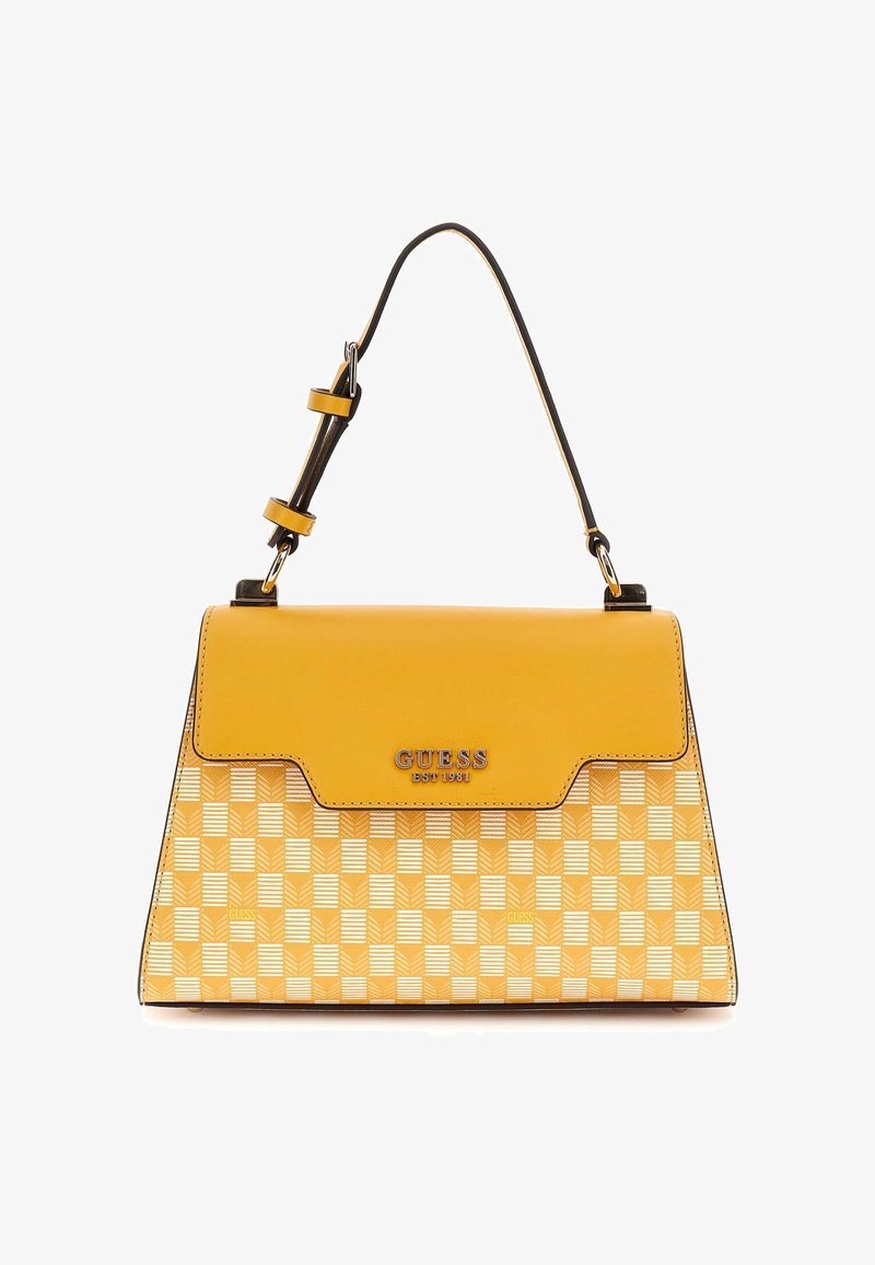Sac à main jaune au design structuré, avec un rabat supérieur lisse et une section inférieure ornée de motifs géométriques. Accents en argent au logo.