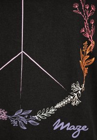 Czarna koszula z tkaniny z różowym symbolem pokoju oraz kwiecistymi wzorami w kolorze pomarańczowym, białym i fioletowym. Słowo "Maze" pojawia się w stylizowanym fioletowym tekście.