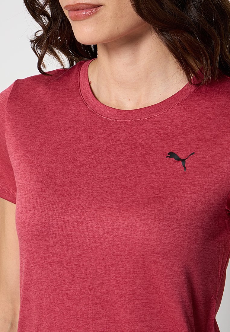 Rood gemêleerd T-shirt van zacht materiaal. Voorzien van een ronde halslijn en een klein zwart Puma-logo op de linkerborst. Korte mouwen.