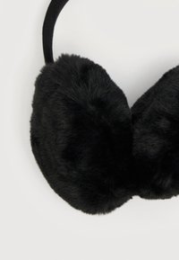 Μαύρα αφράτα καλύμματα αυτιών με απαλό υφή και καμπυλωτό λουράκι σε απλό λευκό φόντο.