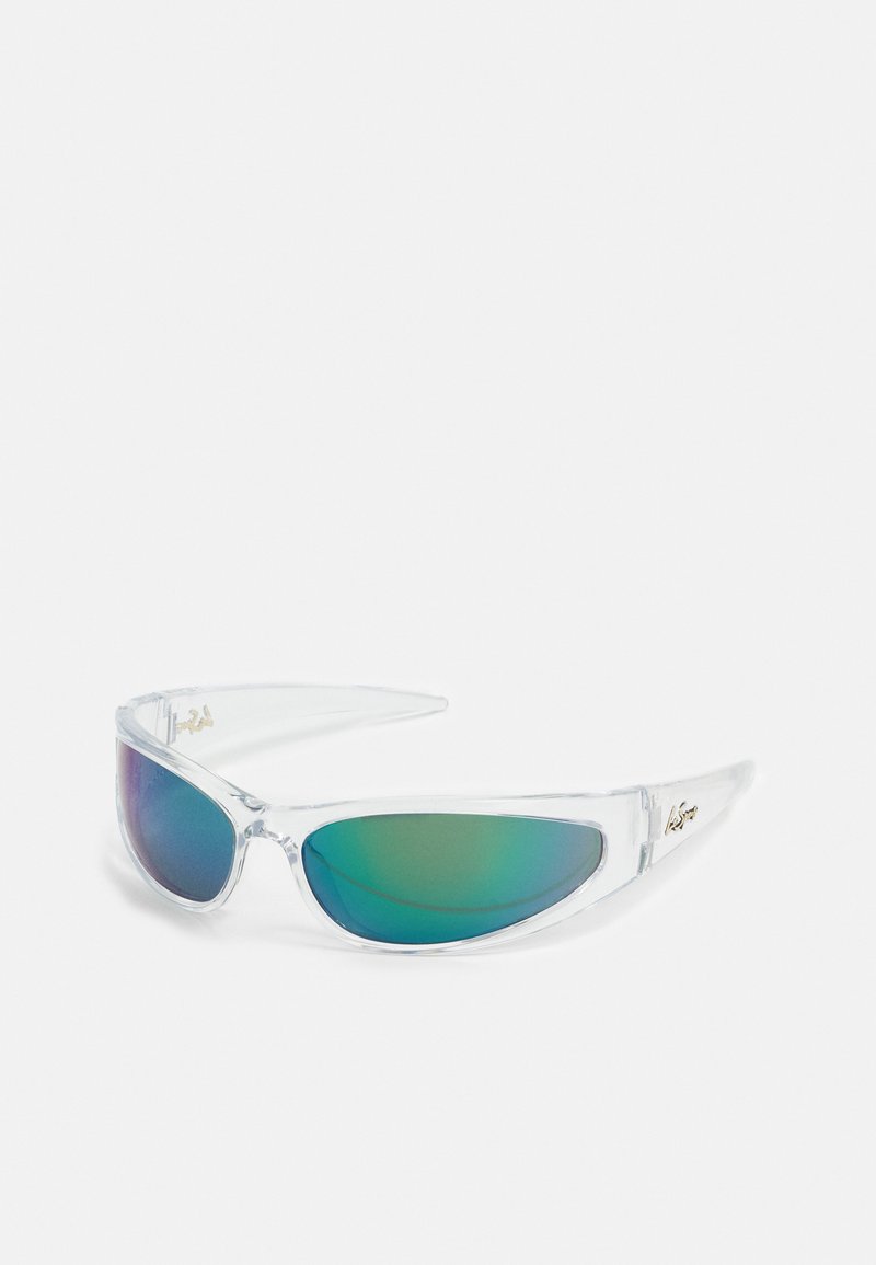 Occhiali da sole con montatura in plastica trasparente e lenti specchiate verde-blu. Design snello e angolare senza cerniere visibili. Dettaglio del logo dorato incluso.