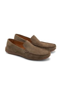 Loafers din suede maro, cu o textură netedă, design slip-on, detalii cusute pe vârf și talpă din cauciuc închis.