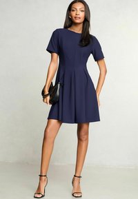 Lipsy REGULAR FIT - SHORT SLEEVE PLEATED - Vapaa-ajan mekko - navy