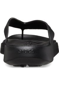 Ciabatta nera con tomaia in plastica liscia, design aperto sul retro e logo impresso sul lato. Costruzione semplice e minimalista.