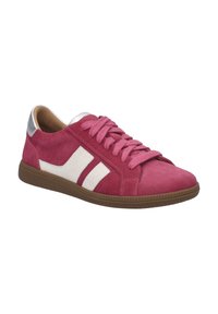 Sneaker in suede rosa con strisce diagonali bianche, punta rotonda e suola piatta in gomma marrone. Presenta dettagli argentati sul tallone e lacci coordinati.