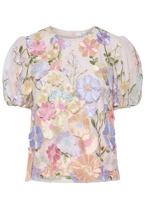 Gjennomsiktig bluse med pufferm, pyntet med pastellfargede broderte blomster i rosa, lilla, gul og grønn på lyst stoff.