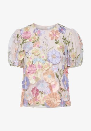 Gjennomsiktig bluse med pufferm, pyntet med pastellfargede broderte blomster i rosa, lilla, gul og grønn på lyst stoff.