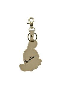 Beige leren sleutelhanger in de vorm van een konijn, voorzien van een clipsluiting en een zwart handtekening. Gladde textuur met ronde randen.