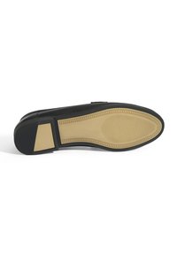 Schwarze Schuhsohle mit einem strukturierten Muster, ausgestattet mit einer beigen Gummibasis und schwarzen Seitennähten. Glatte Oberfläche mit geschwungener Form.