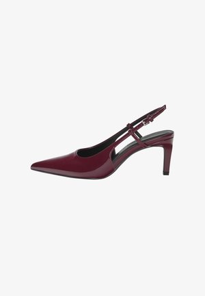 Burgundska lakasta slingback čevlja s ostrim nosom in zmernim peto, z izrezljanim dizajnom in nastavljivim pasom.