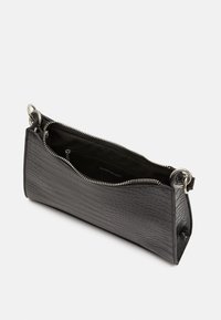 Musta krokotiilitekstuuri käsilaukku hopeanvärisillä vetoketjuilla ja renkailla, avattuna näyttäen mustan kankaan vuorauksen ja sisemmän vetoketjullisen taskun.