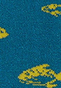 Tessuto blu con un motivo testurizzato caratterizzato da pesci gialli sparsi che nuotano in direzioni diverse.