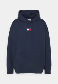 Sweat à capuche bleu marine avec poche kangourou à l'avant, capuche avec cordon de serrage, et petite étiquette du logo Tommy Jeans centrée sur la poitrine.