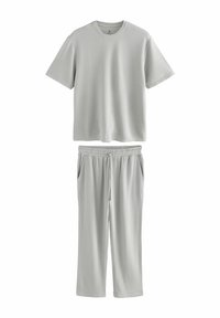 Lys grå, T-shirt med kort ærme og rund hals, der er parret med matchende, sweatpants med elastisk talje, side lommer og en afslappet pasform.
