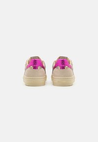 Sneakers in suede beige con accenti rosa e argento, caratterizzati da un retro testurizzato con motivo a serpente e una suola spessa e imbottita.