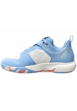 Hellblaue Sportschuhe aus Mesh- und synthetischen Materialien, mit einem strukturierten weißen Einsatz, flexiblem Sohle mit pinken und blauen Akzenten.