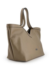 Grand sac à main en cuir taupe avec des finitions noires, une single bandoulière et une petite plaque métallique rectangulaire de marque sur le devant.