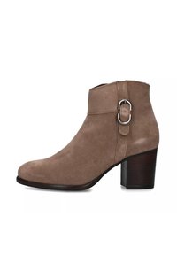 Stivale alla caviglia in suede marrone con punta arrotondata e dettaglio in fibbia argentata, caratterizzato da un solido tacco a blocco e una texture liscia.