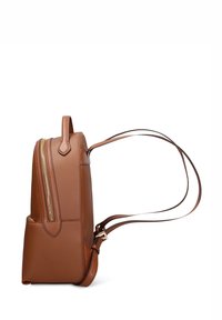 Sac à dos en cuir marron avec plusieurs poches, accents de fermeture éclair dorés, bretelles réglables et design structuré. Texture lisse, style minimaliste.