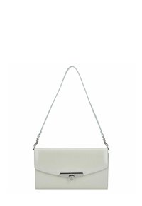 Witte leren clutch met klepsluiting, zilverkleurige hardware en een afneembare riem. Gladde textuur met minimalistisch ontwerp.